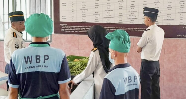 Plt. Kalapas Ampana saat meninjau langsung Dapur Sivia Patuju Lapas Ampana. Foto: Istimewa